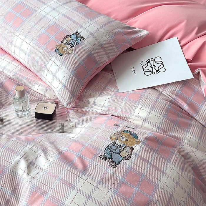 91家纺网 家纺一手货源 找家纺 （总）朵希曼 2025新款全棉纯棉磨毛英伦风小熊绣花系列四件套