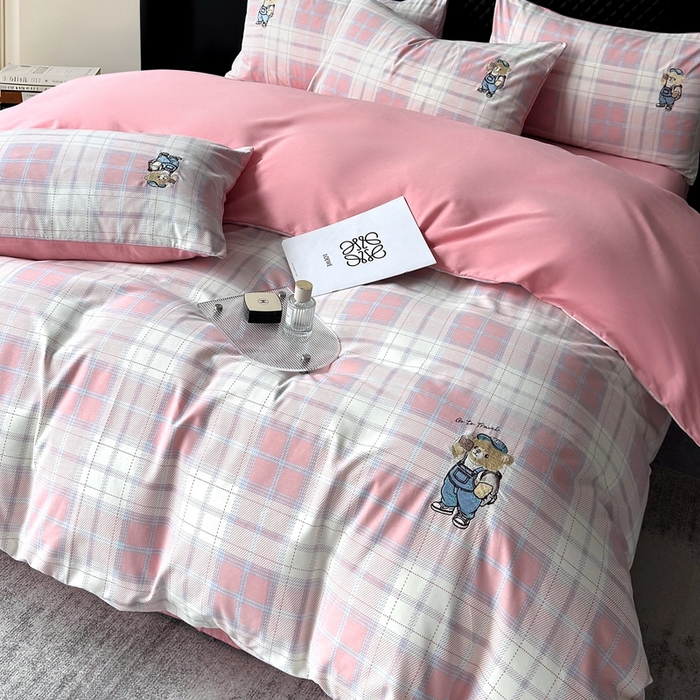 91家纺网 家纺一手货源 找家纺 （总）朵希曼 2025新款全棉纯棉磨毛英伦风小熊绣花系列四件套