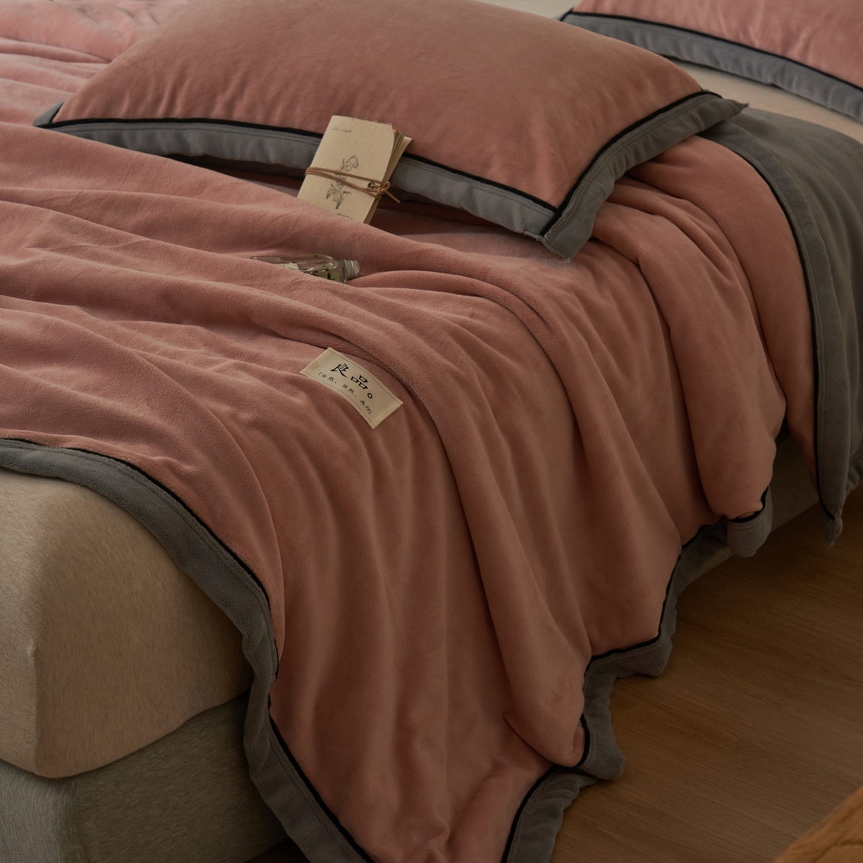 91家纺网 家纺一手货源 找家纺 寐绸家纺 2025新款双面牛奶绒北欧风功能毛毯 豆沙+浅灰