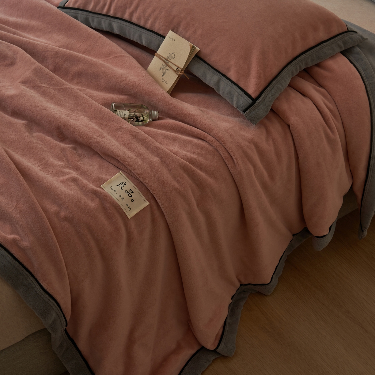 91家纺网 家纺一手货源 找家纺 寐绸家纺 2025新款双面牛奶绒北欧风功能毛毯 豆沙+浅灰