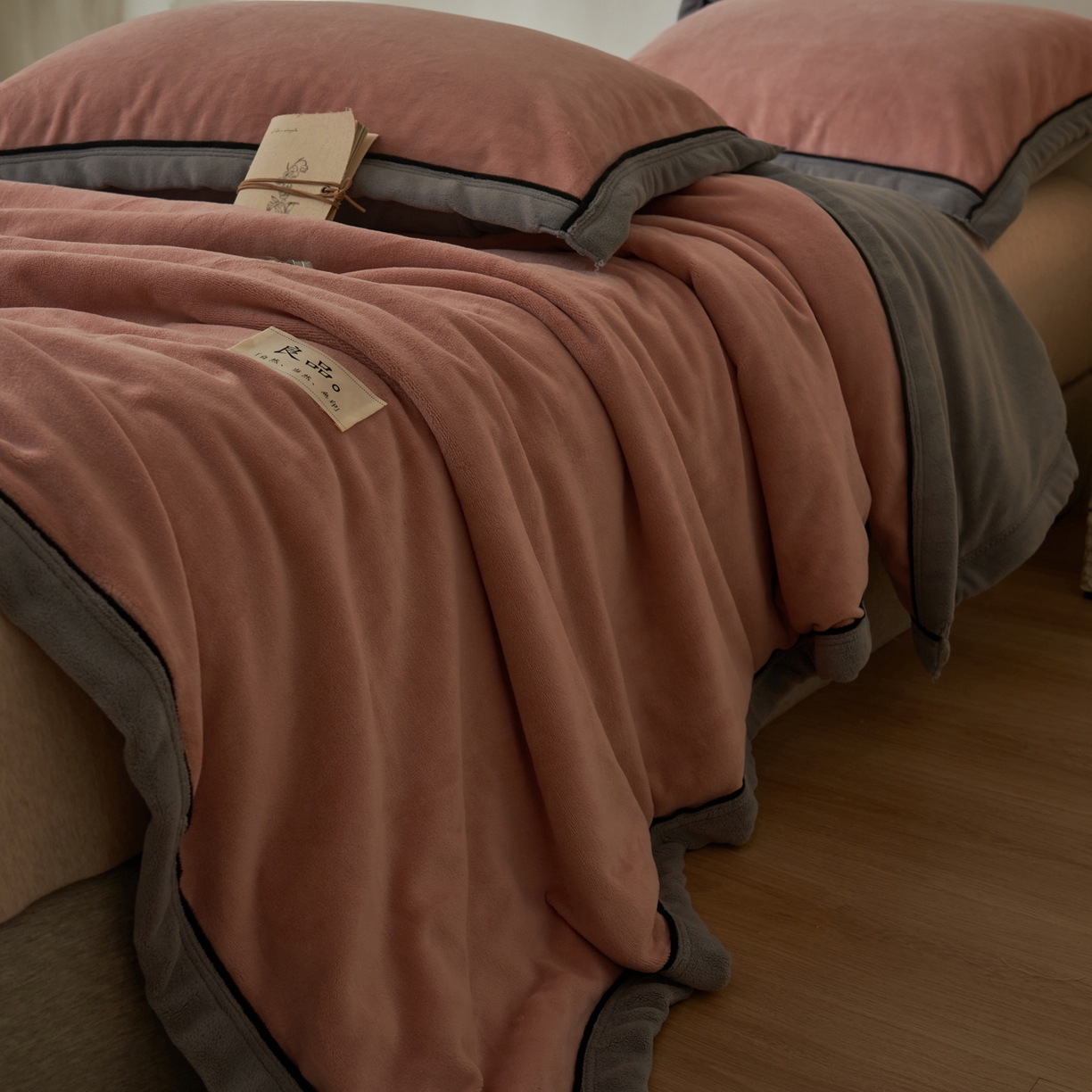 91家纺网 家纺一手货源 找家纺 寐绸家纺 2025新款双面牛奶绒北欧风功能毛毯 豆沙+浅灰