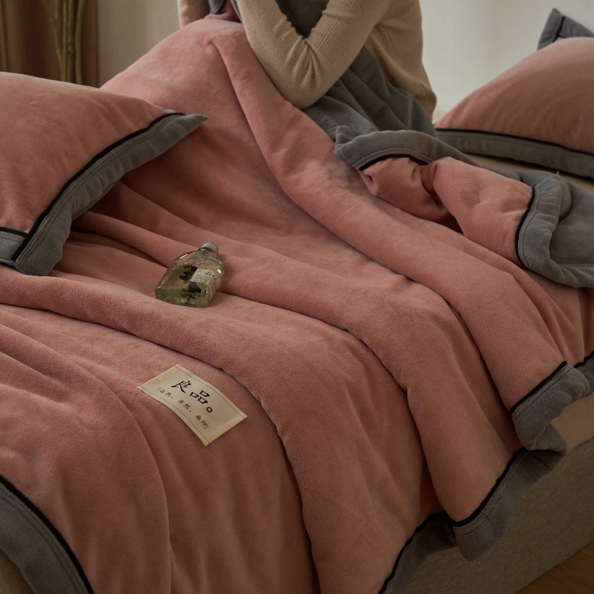 91家纺网 家纺一手货源 找家纺 寐绸家纺 2025新款双面牛奶绒北欧风功能毛毯 豆沙+浅灰