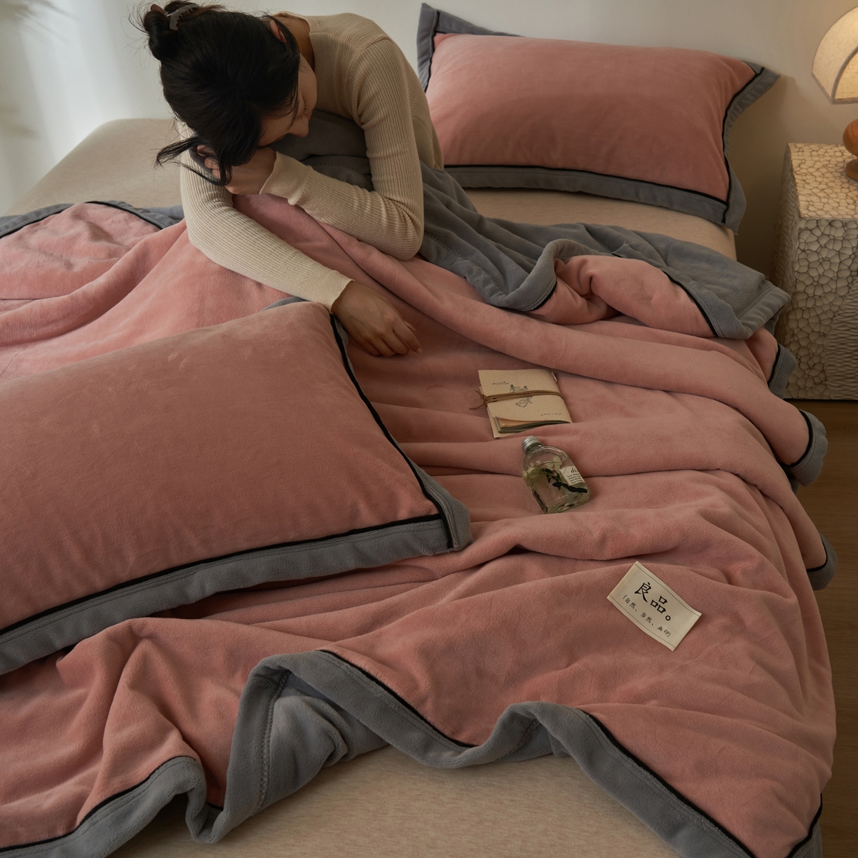 91家纺网 家纺一手货源 找家纺 寐绸家纺 2025新款双面牛奶绒北欧风功能毛毯 豆沙+浅灰