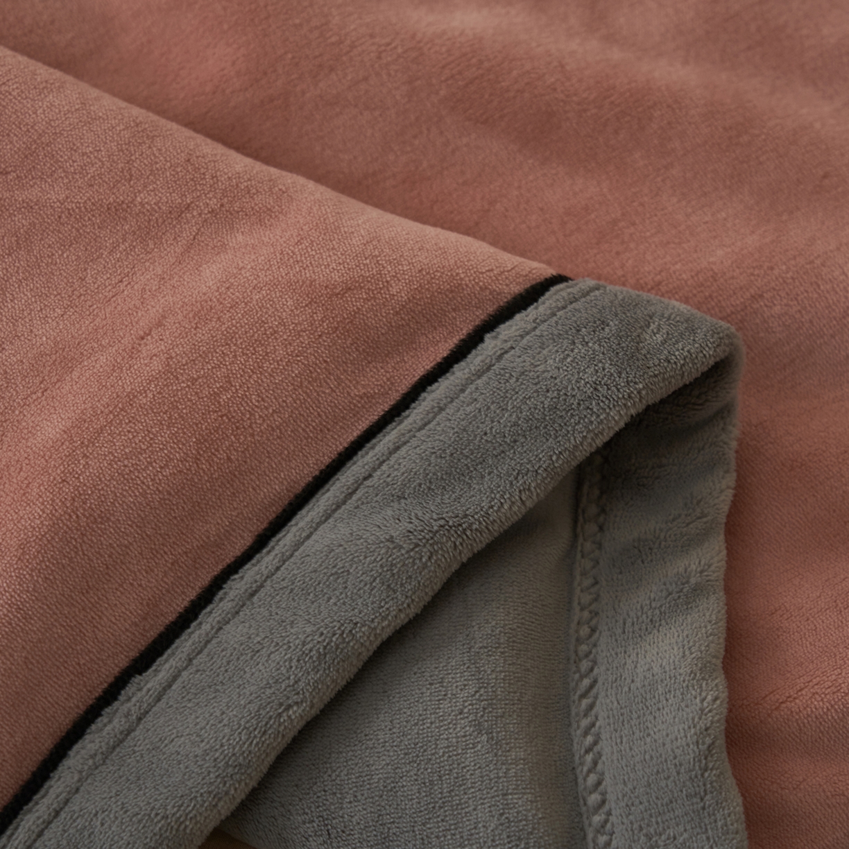 91家纺网 家纺一手货源 找家纺 寐绸家纺 2025新款双面牛奶绒北欧风功能毛毯 豆沙+浅灰