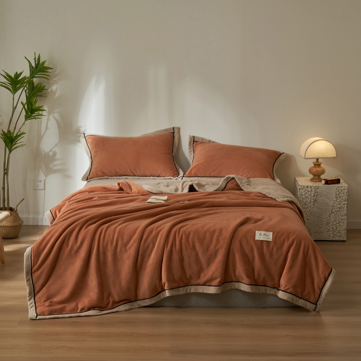 91家纺网 家纺一手货源 找家纺 寐绸家纺 2025新款双面牛奶绒北欧风功能毛毯 焦糖+米驼