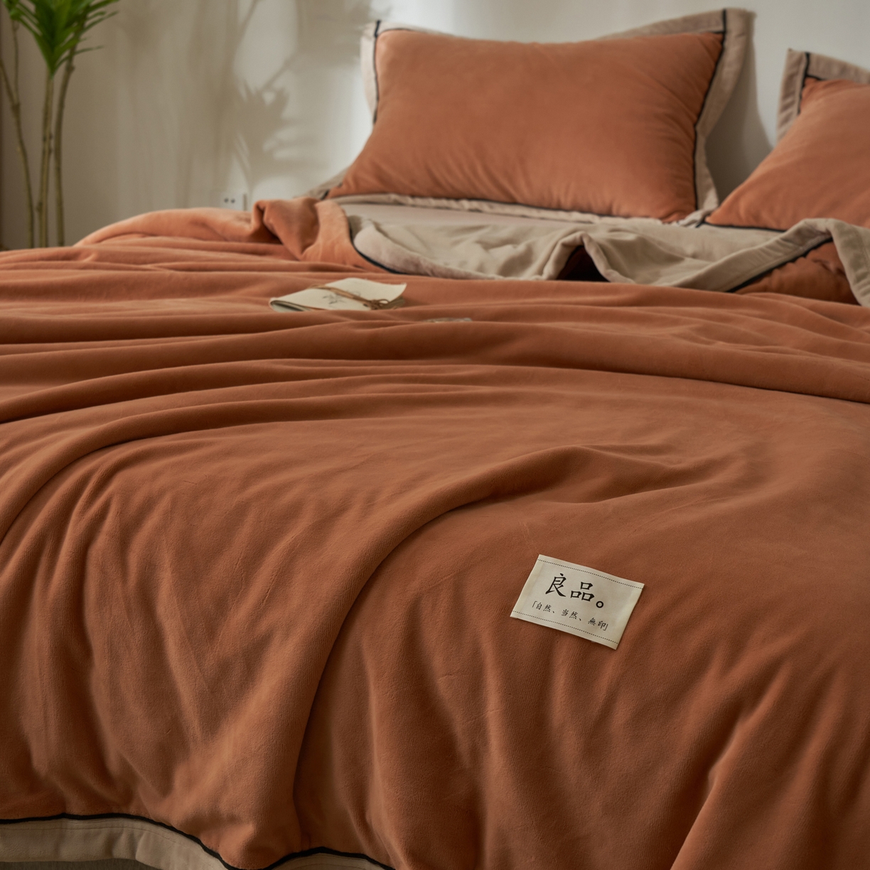 91家纺网 家纺一手货源 找家纺 寐绸家纺 2025新款双面牛奶绒北欧风功能毛毯 焦糖+米驼