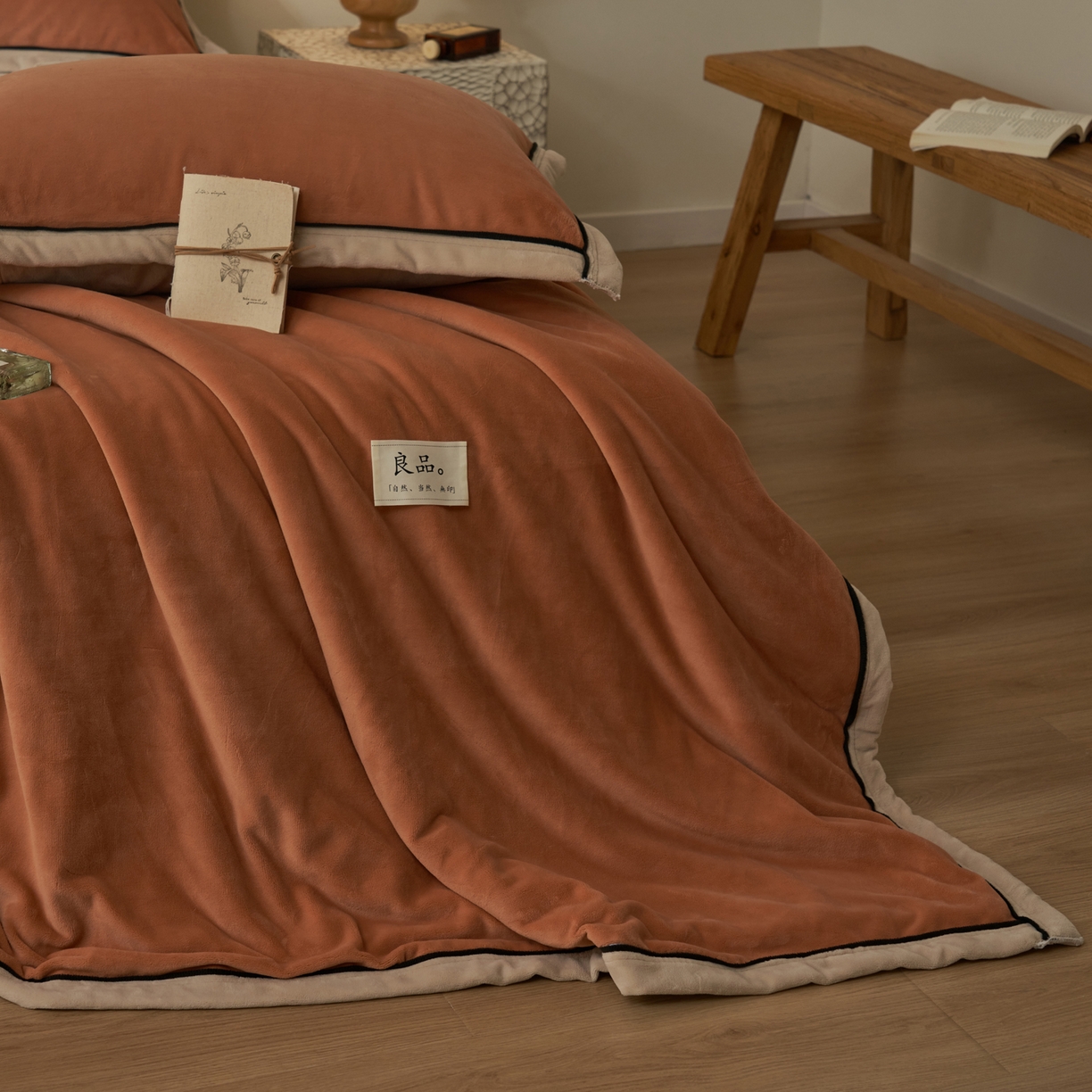 91家纺网 家纺一手货源 找家纺 寐绸家纺 2025新款双面牛奶绒北欧风功能毛毯 焦糖+米驼