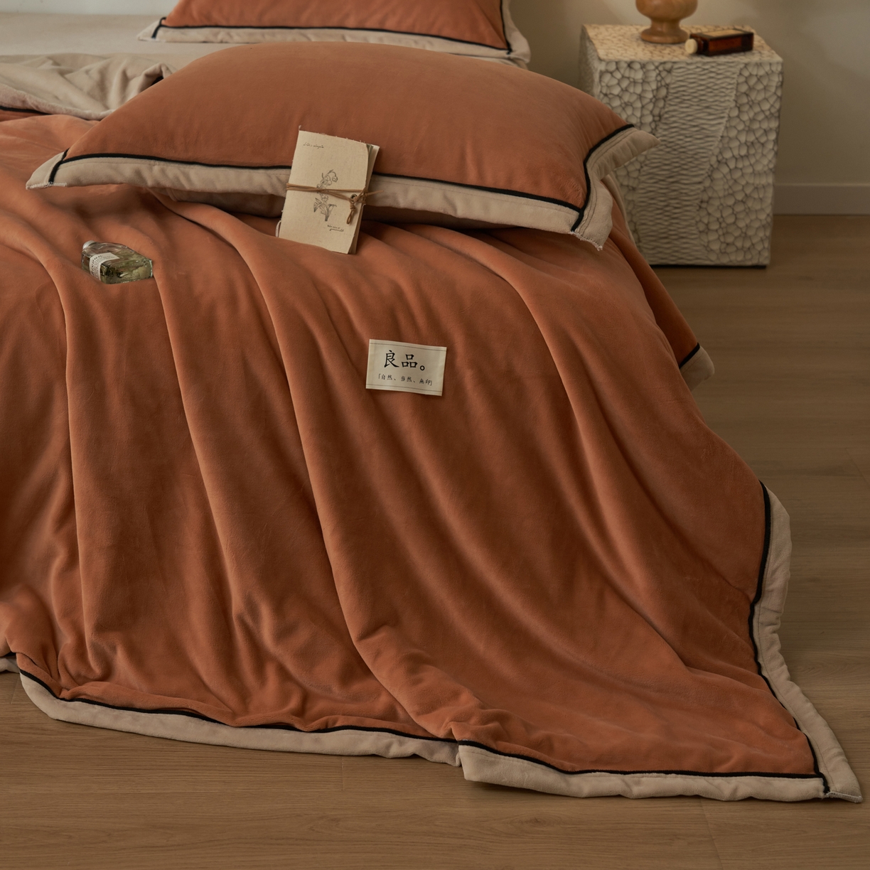 91家纺网 家纺一手货源 找家纺 寐绸家纺 2025新款双面牛奶绒北欧风功能毛毯 焦糖+米驼
