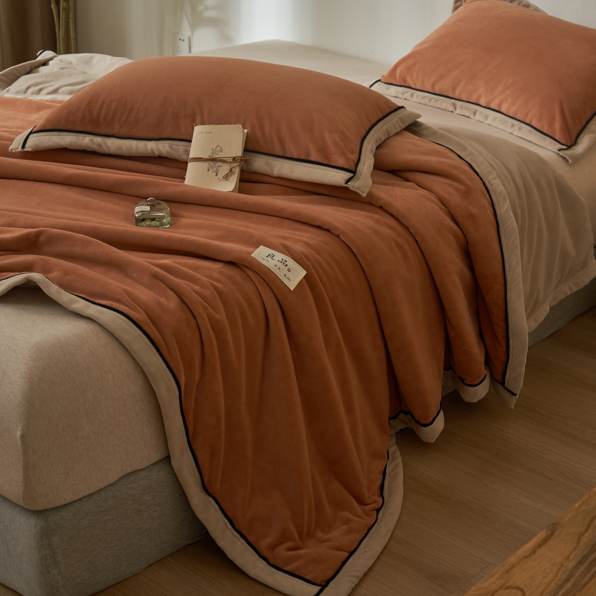 91家纺网 家纺一手货源 找家纺 寐绸家纺 2025新款双面牛奶绒北欧风功能毛毯 焦糖+米驼