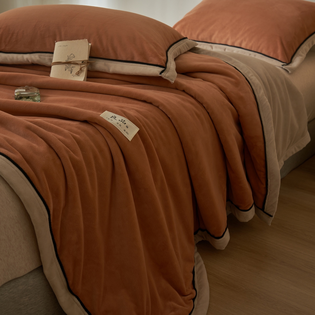 91家纺网 家纺一手货源 找家纺 寐绸家纺 2025新款双面牛奶绒北欧风功能毛毯 焦糖+米驼