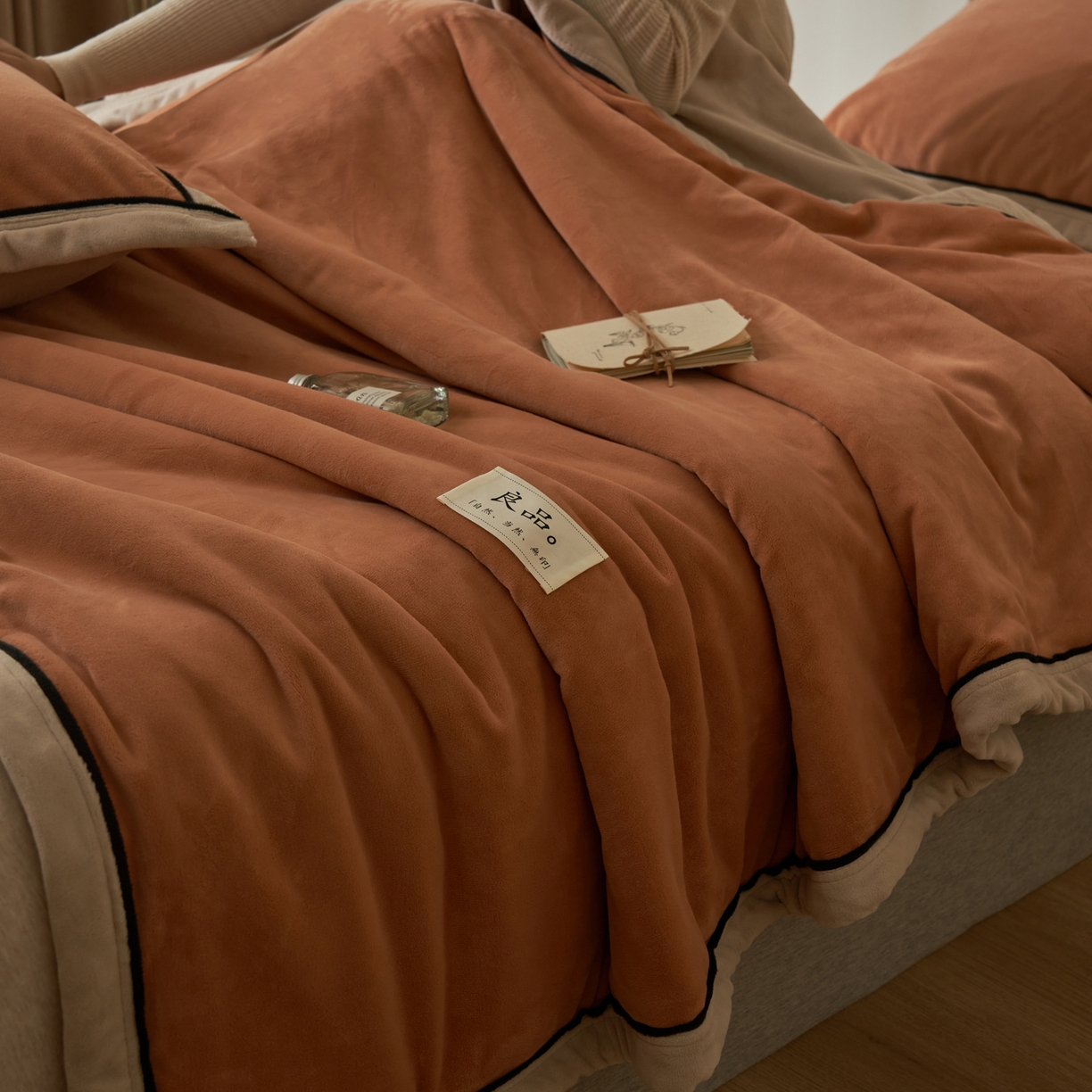 91家纺网 家纺一手货源 找家纺 寐绸家纺 2025新款双面牛奶绒北欧风功能毛毯 焦糖+米驼