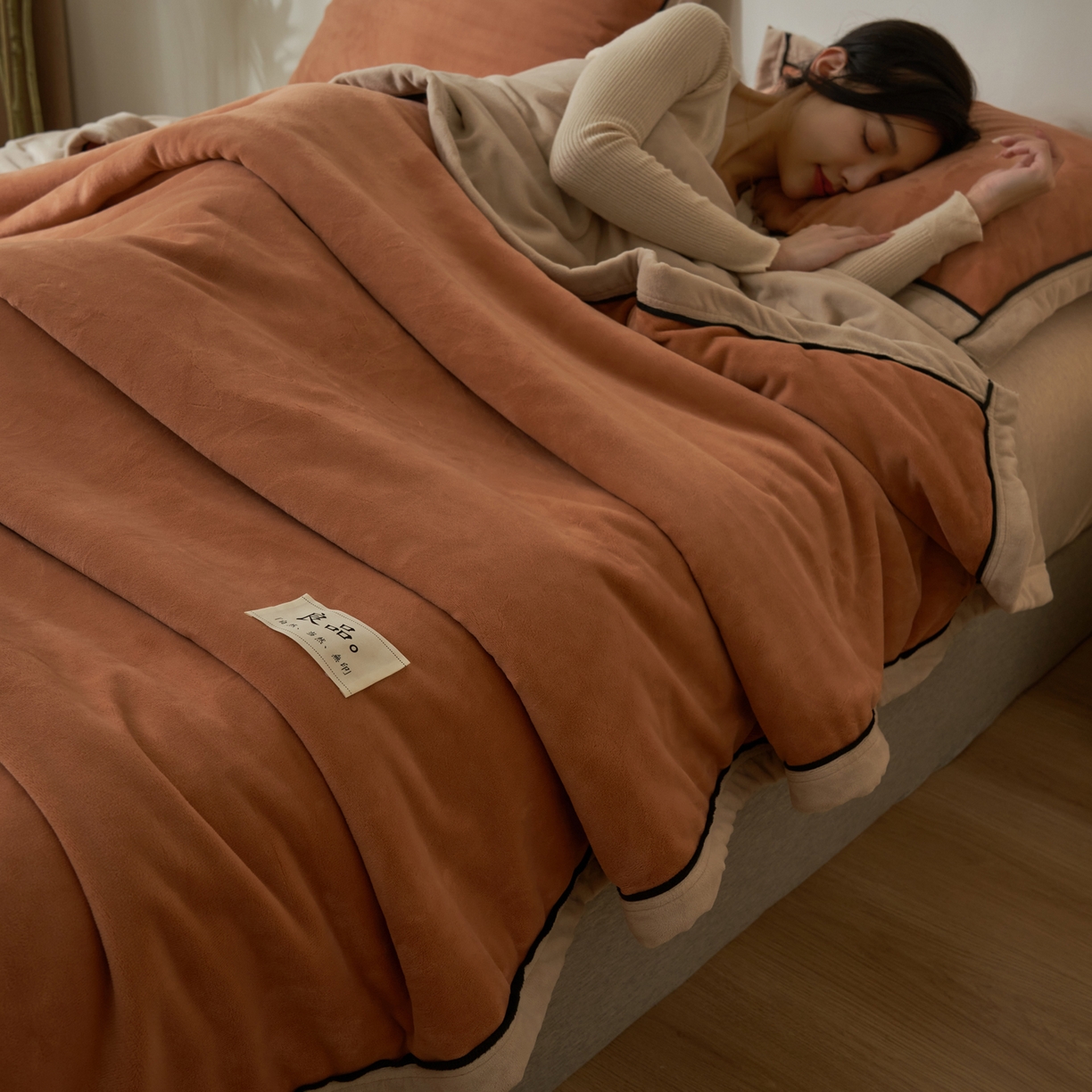 91家纺网 家纺一手货源 找家纺 寐绸家纺 2025新款双面牛奶绒北欧风功能毛毯 焦糖+米驼