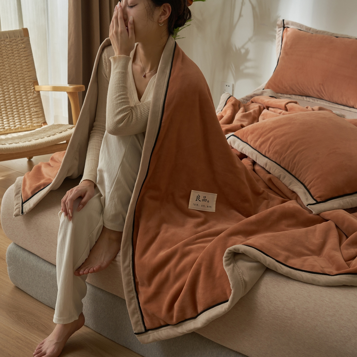 91家纺网 家纺一手货源 找家纺 寐绸家纺 2025新款双面牛奶绒北欧风功能毛毯 焦糖+米驼