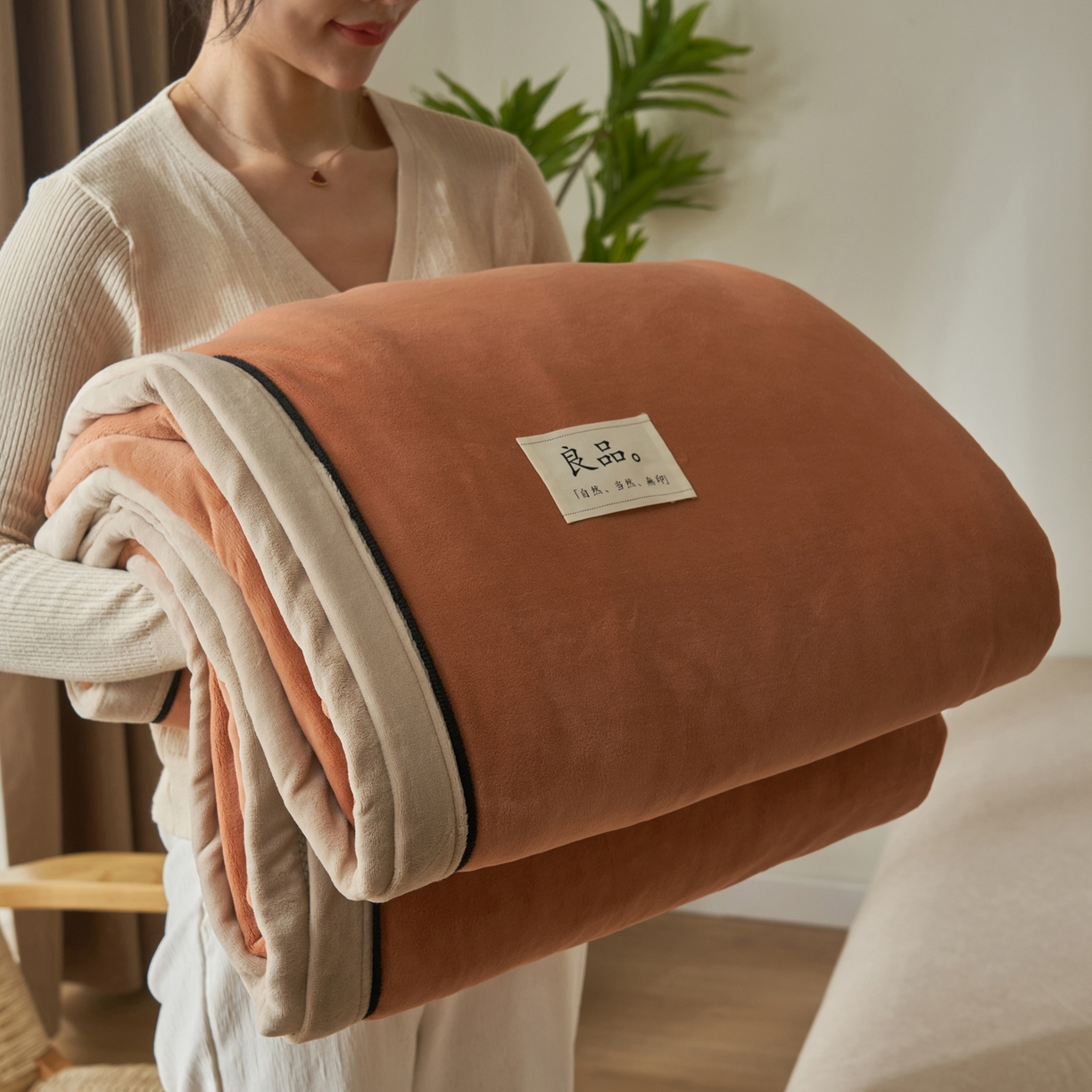 91家纺网 家纺一手货源 找家纺 寐绸家纺 2025新款双面牛奶绒北欧风功能毛毯 焦糖+米驼