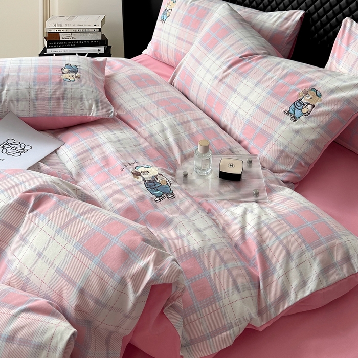 91家纺网 家纺一手货源 找家纺 朵希曼 2026新款全棉纯棉磨毛英伦风小熊绣花系列四件套 旅行日记粉