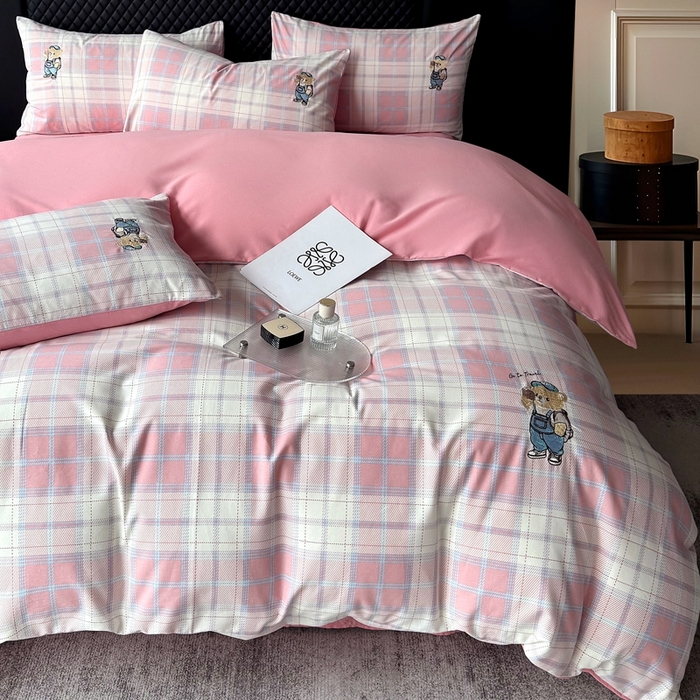 91家纺网 家纺一手货源 找家纺 朵希曼 2026新款全棉纯棉磨毛英伦风小熊绣花系列四件套 旅行日记粉