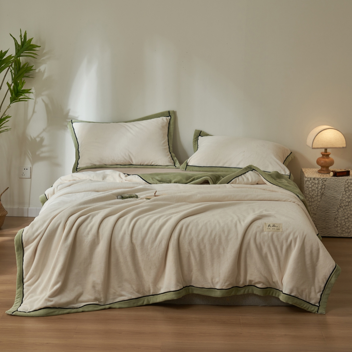 91家纺网 家纺一手货源 找家纺 寐绸家纺 2025新款双面牛奶绒北欧风功能毛毯 米白+浅水绿