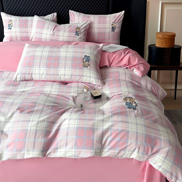 91家纺网 家纺一手货源 找家纺 朵希曼 2026新款全棉纯棉磨毛英伦风小熊绣花系列四件套 旅行日记粉