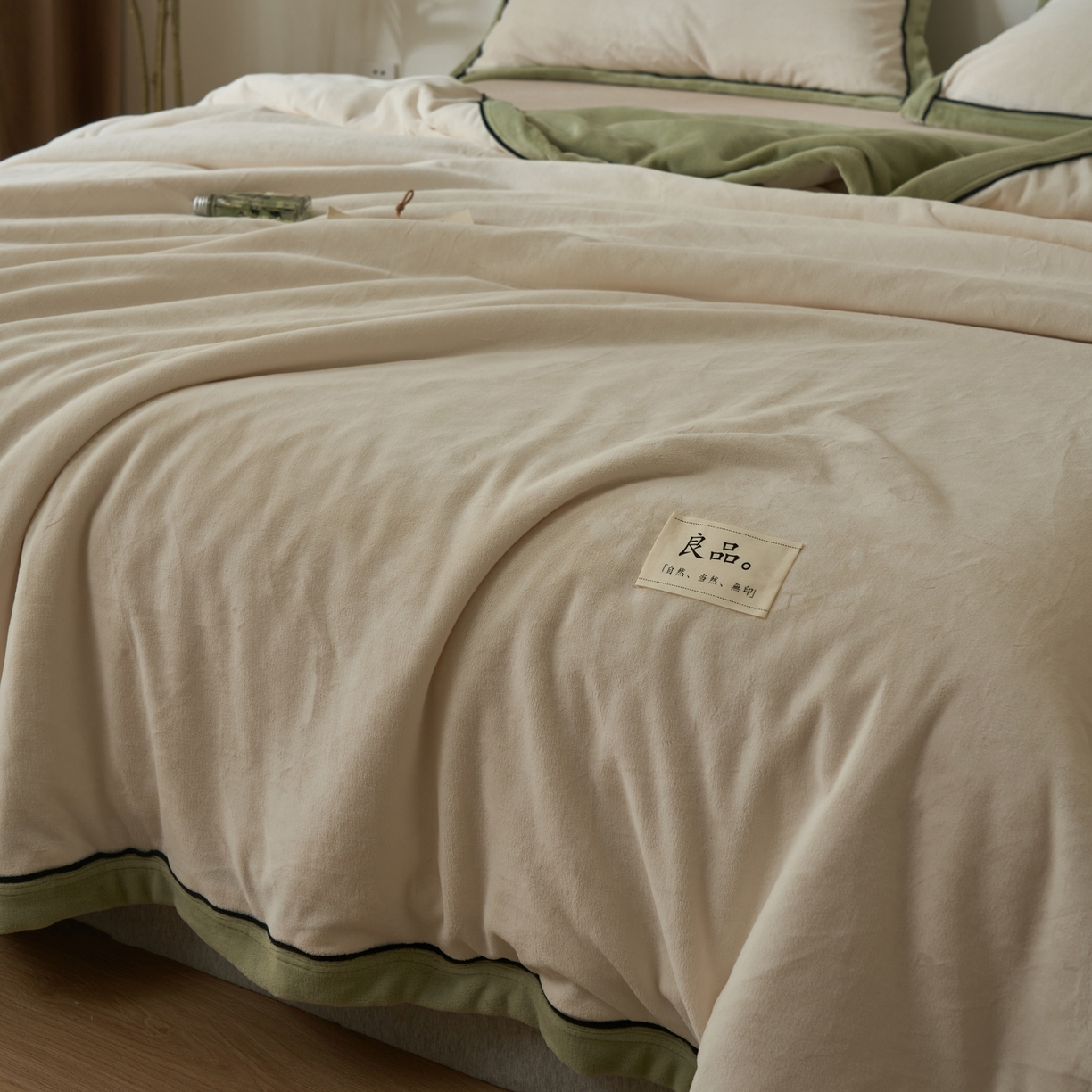 91家纺网 家纺一手货源 找家纺 寐绸家纺 2025新款双面牛奶绒北欧风功能毛毯 米白+浅水绿