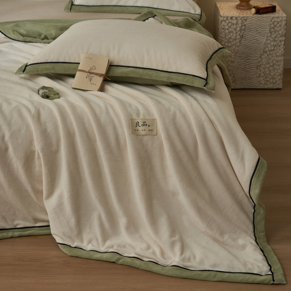 91家纺网 家纺一手货源 找家纺 寐绸家纺 2025新款双面牛奶绒北欧风功能毛毯 米白+浅水绿