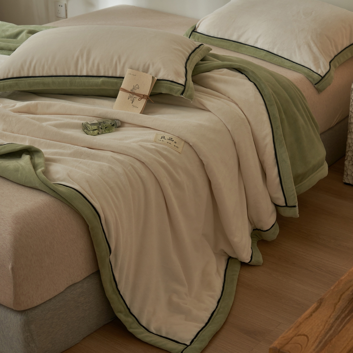 91家纺网 家纺一手货源 找家纺 寐绸家纺 2025新款双面牛奶绒北欧风功能毛毯 米白+浅水绿