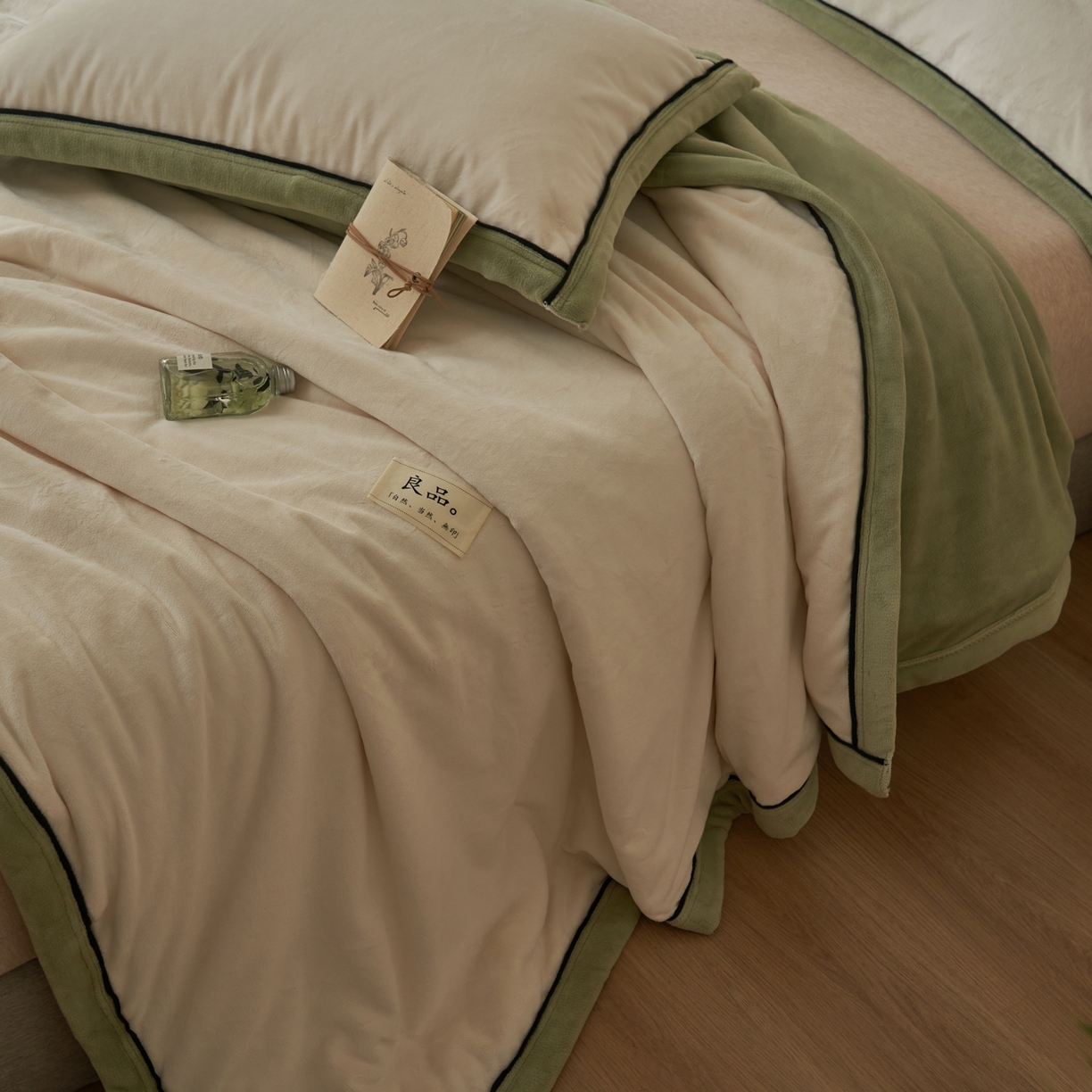 91家纺网 家纺一手货源 找家纺 寐绸家纺 2025新款双面牛奶绒北欧风功能毛毯 米白+浅水绿