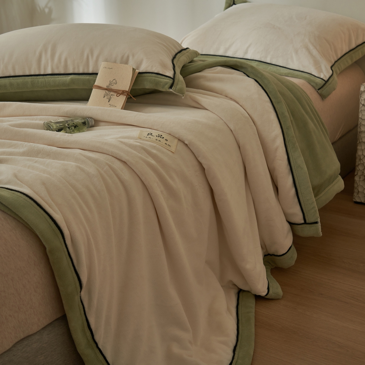 91家纺网 家纺一手货源 找家纺 寐绸家纺 2025新款双面牛奶绒北欧风功能毛毯 米白+浅水绿