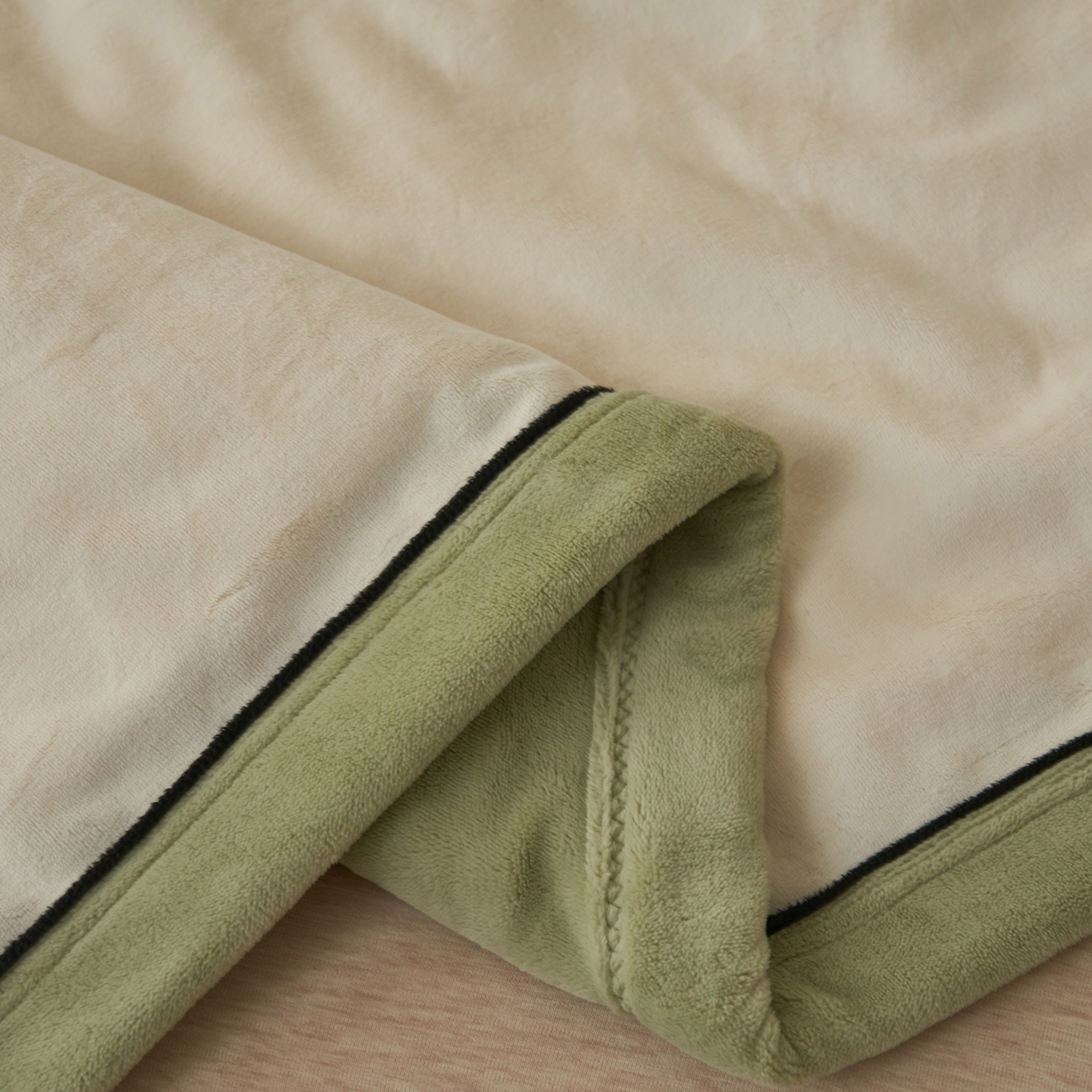 91家纺网 家纺一手货源 找家纺 寐绸家纺 2025新款双面牛奶绒北欧风功能毛毯 米白+浅水绿