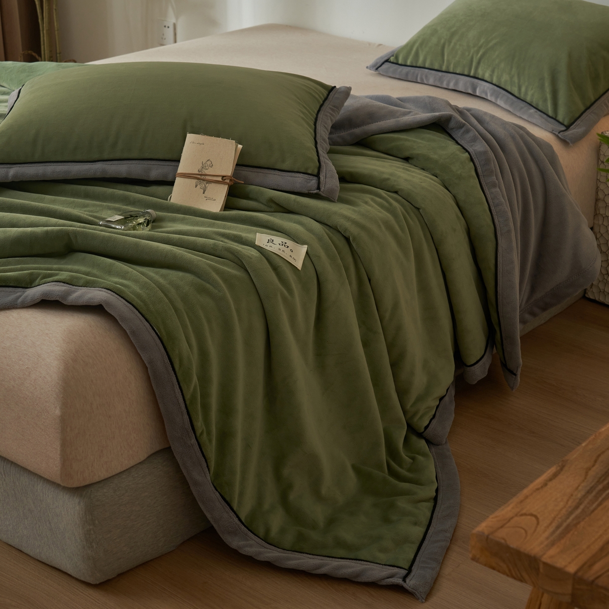 91家纺网 家纺一手货源 找家纺 寐绸家纺 2025新款双面牛奶绒北欧风功能毛毯 牛油果绿+浅灰