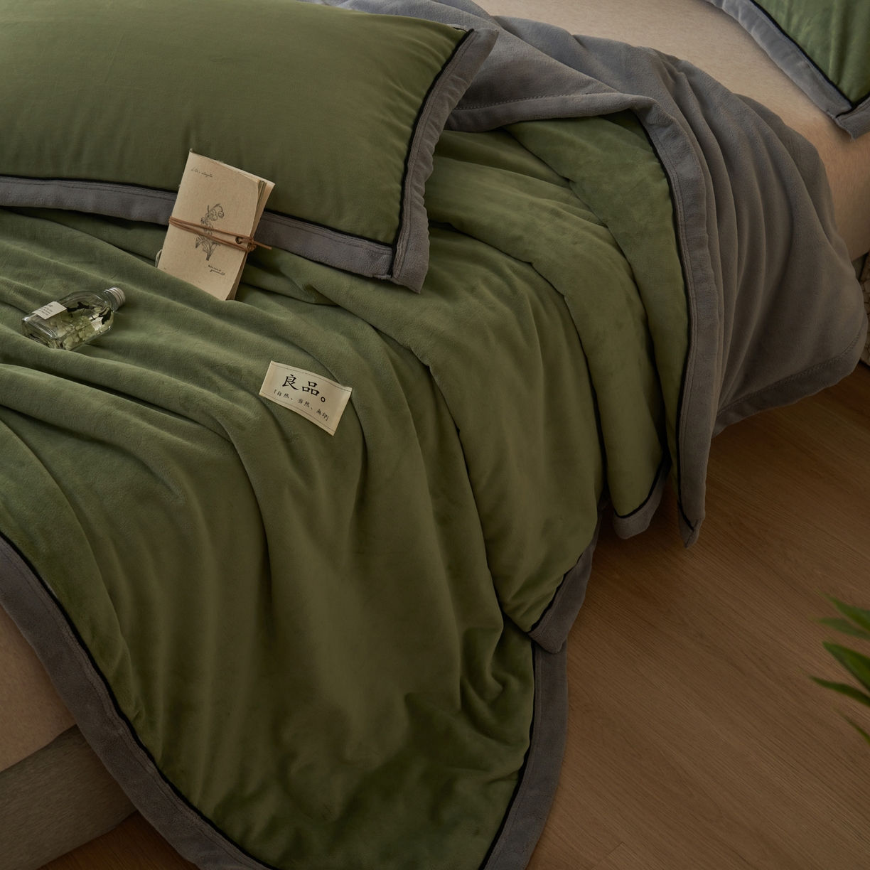 91家纺网 家纺一手货源 找家纺 寐绸家纺 2025新款双面牛奶绒北欧风功能毛毯 牛油果绿+浅灰