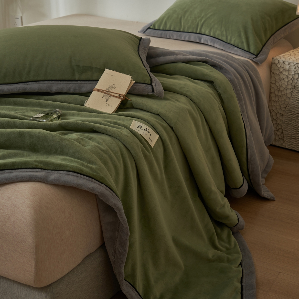 91家纺网 家纺一手货源 找家纺 寐绸家纺 2025新款双面牛奶绒北欧风功能毛毯 牛油果绿+浅灰