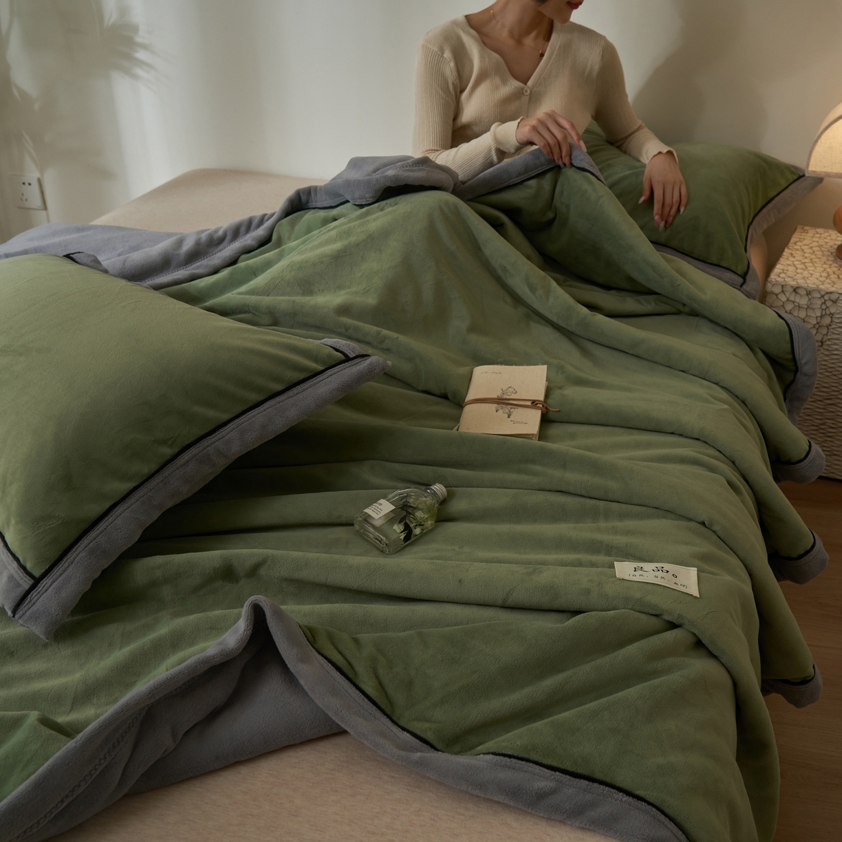 91家纺网 家纺一手货源 找家纺 寐绸家纺 2025新款双面牛奶绒北欧风功能毛毯 牛油果绿+浅灰