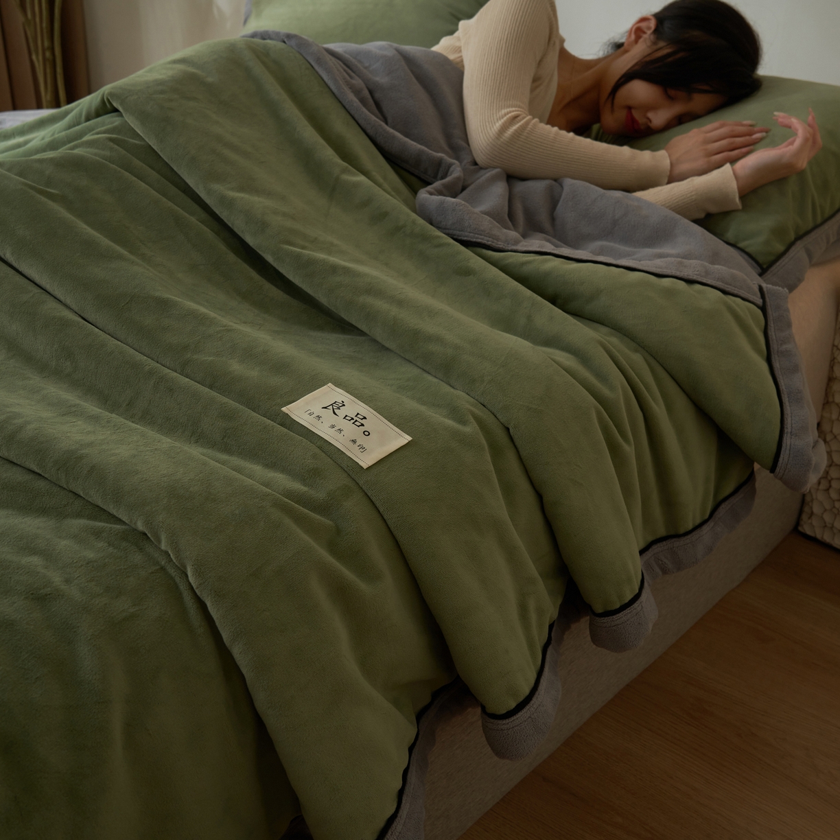 91家纺网 家纺一手货源 找家纺 寐绸家纺 2025新款双面牛奶绒北欧风功能毛毯 牛油果绿+浅灰