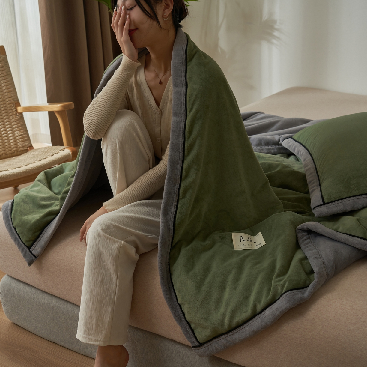 91家纺网 家纺一手货源 找家纺 寐绸家纺 2025新款双面牛奶绒北欧风功能毛毯 牛油果绿+浅灰