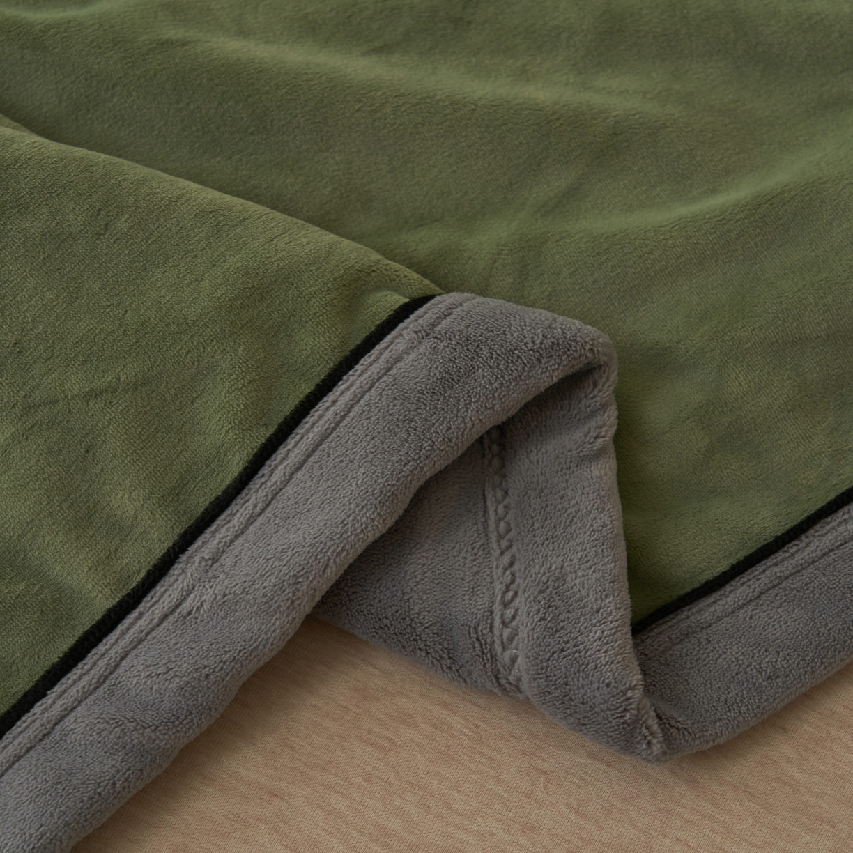 91家纺网 家纺一手货源 找家纺 寐绸家纺 2025新款双面牛奶绒北欧风功能毛毯 牛油果绿+浅灰