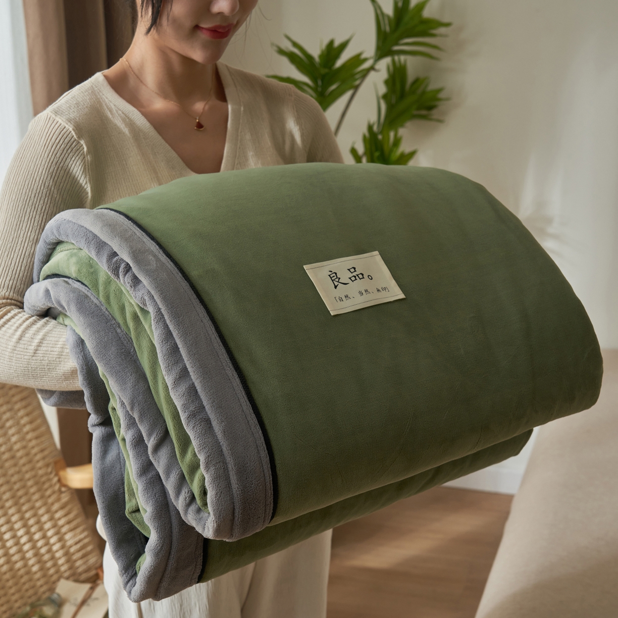91家纺网 家纺一手货源 找家纺 寐绸家纺 2025新款双面牛奶绒北欧风功能毛毯 牛油果绿+浅灰