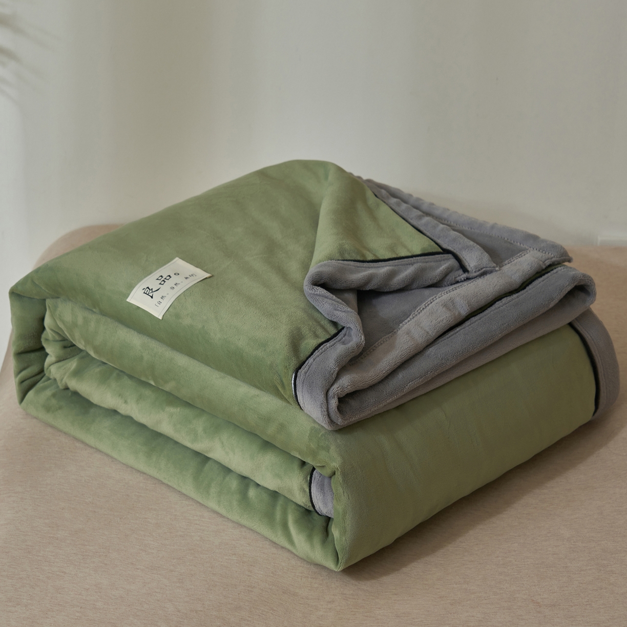 91家纺网 家纺一手货源 找家纺 寐绸家纺 2025新款双面牛奶绒北欧风功能毛毯 牛油果绿+浅灰