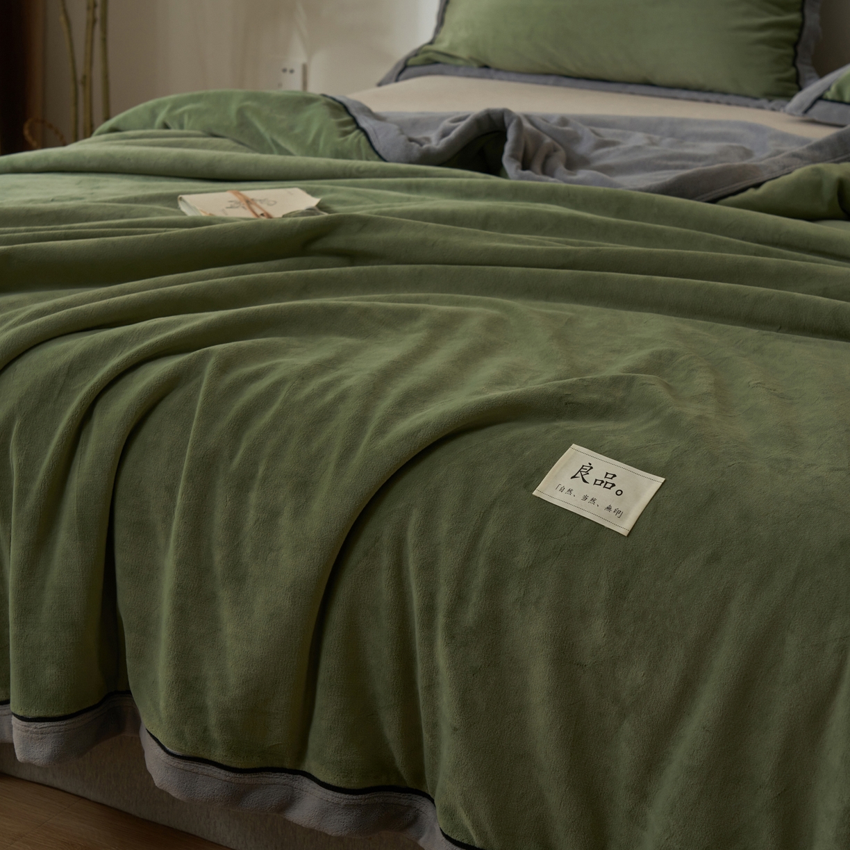 91家纺网 家纺一手货源 找家纺 寐绸家纺 2025新款双面牛奶绒北欧风功能毛毯 牛油果绿+浅灰