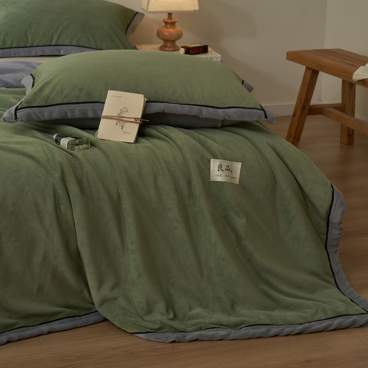 91家纺网 家纺一手货源 找家纺 寐绸家纺 2025新款双面牛奶绒北欧风功能毛毯 牛油果绿+浅灰