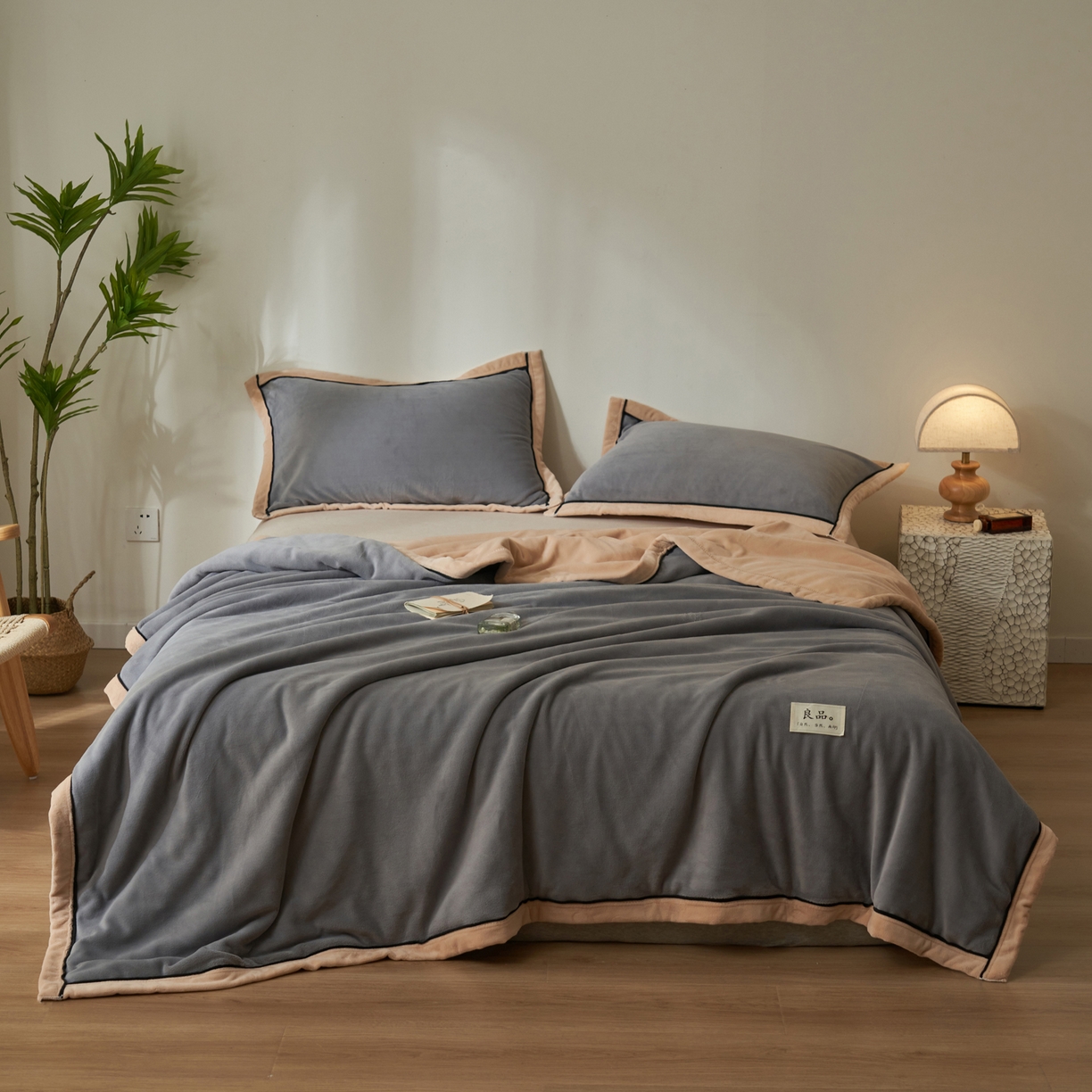 91家纺网 家纺一手货源 找家纺 寐绸家纺 2025新款双面牛奶绒北欧风功能毛毯 浅灰+米金