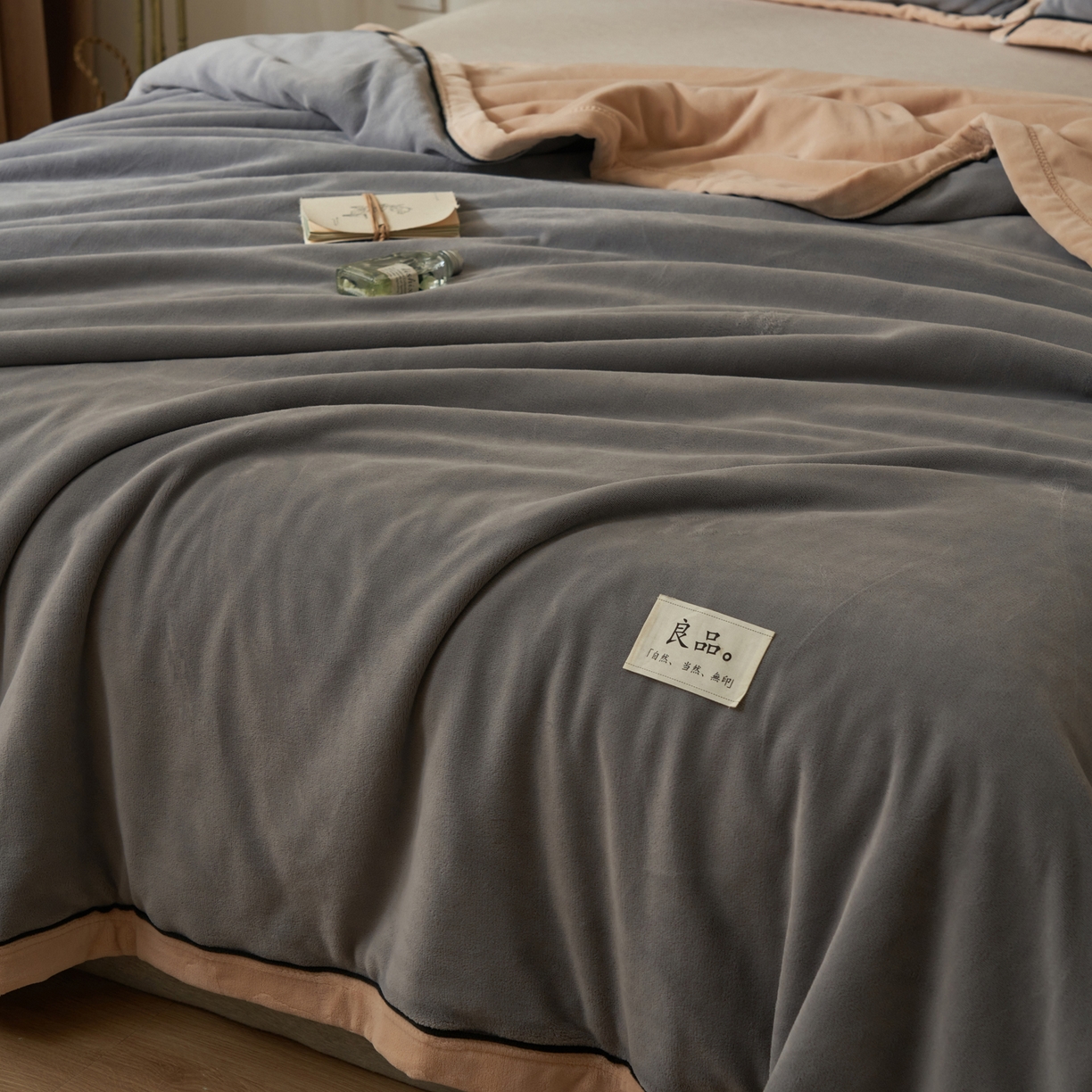 91家纺网 家纺一手货源 找家纺 寐绸家纺 2025新款双面牛奶绒北欧风功能毛毯 浅灰+米金