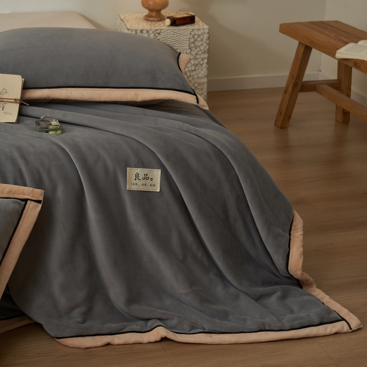 91家纺网 家纺一手货源 找家纺 寐绸家纺 2025新款双面牛奶绒北欧风功能毛毯 浅灰+米金