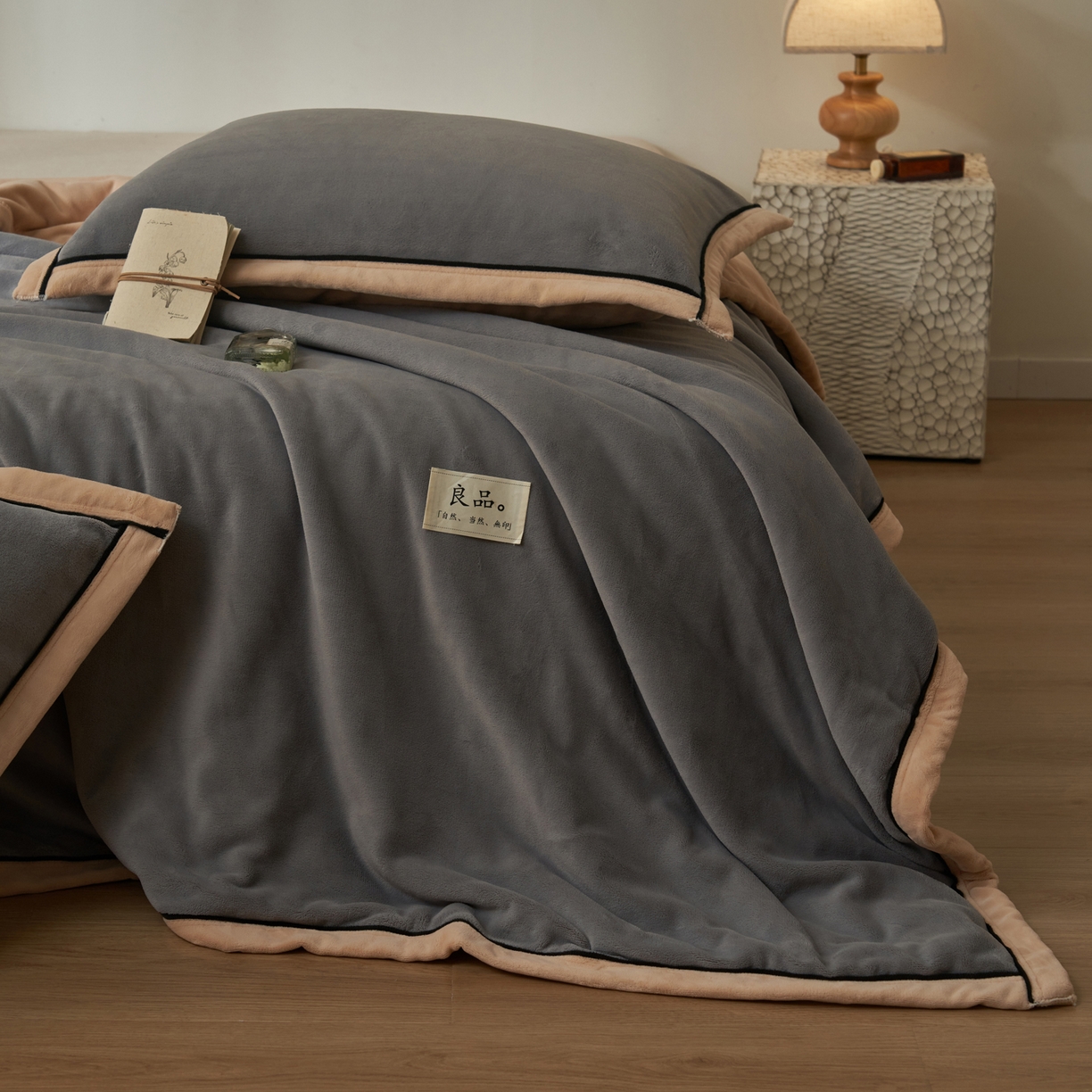 91家纺网 家纺一手货源 找家纺 寐绸家纺 2025新款双面牛奶绒北欧风功能毛毯 浅灰+米金