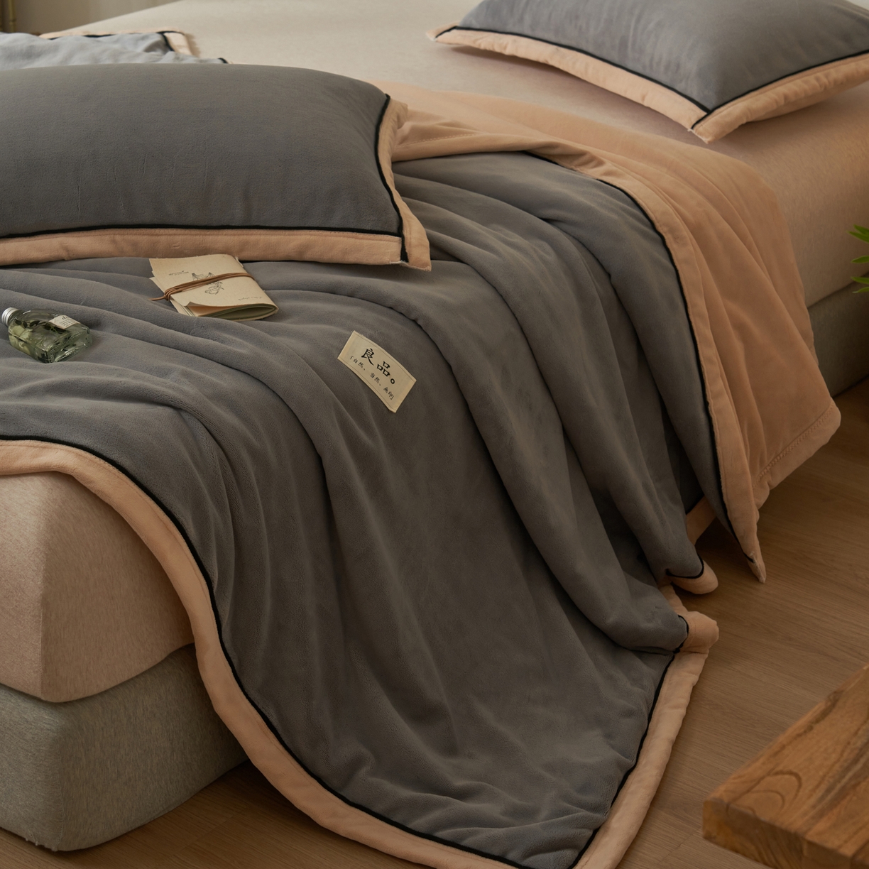 91家纺网 家纺一手货源 找家纺 寐绸家纺 2025新款双面牛奶绒北欧风功能毛毯 浅灰+米金