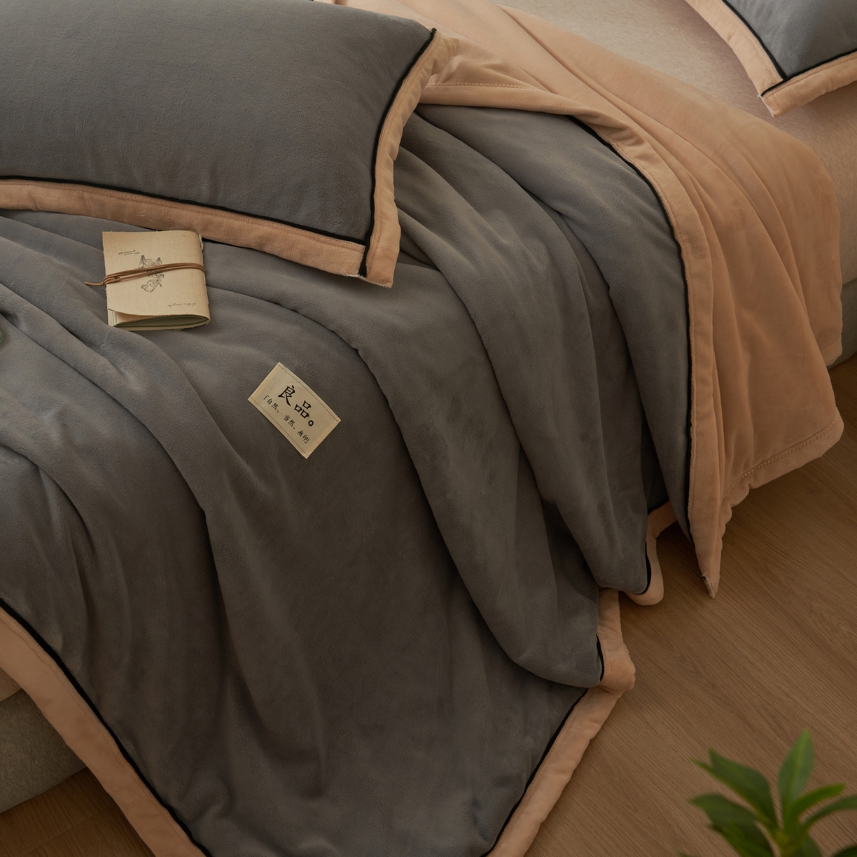 91家纺网 家纺一手货源 找家纺 寐绸家纺 2025新款双面牛奶绒北欧风功能毛毯 浅灰+米金