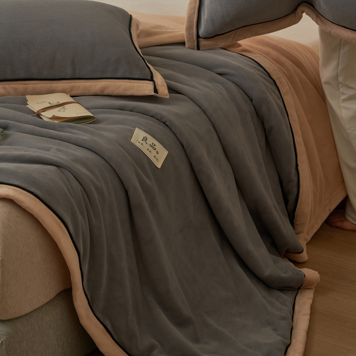 91家纺网 家纺一手货源 找家纺 寐绸家纺 2025新款双面牛奶绒北欧风功能毛毯 浅灰+米金