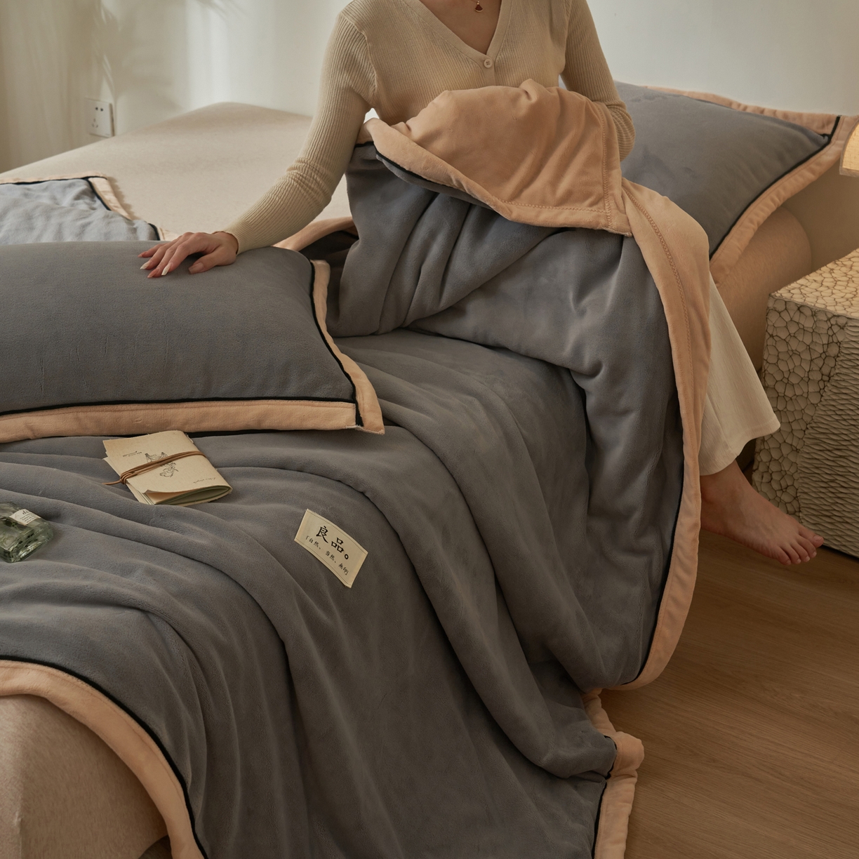 91家纺网 家纺一手货源 找家纺 寐绸家纺 2025新款双面牛奶绒北欧风功能毛毯 浅灰+米金