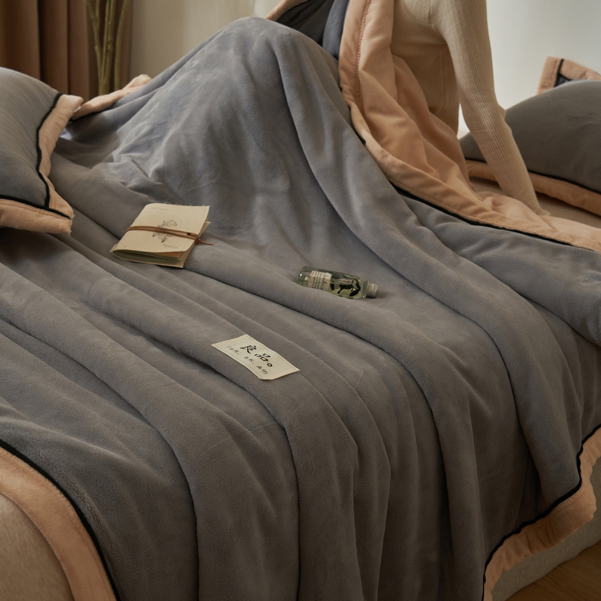 91家纺网 家纺一手货源 找家纺 寐绸家纺 2025新款双面牛奶绒北欧风功能毛毯 浅灰+米金