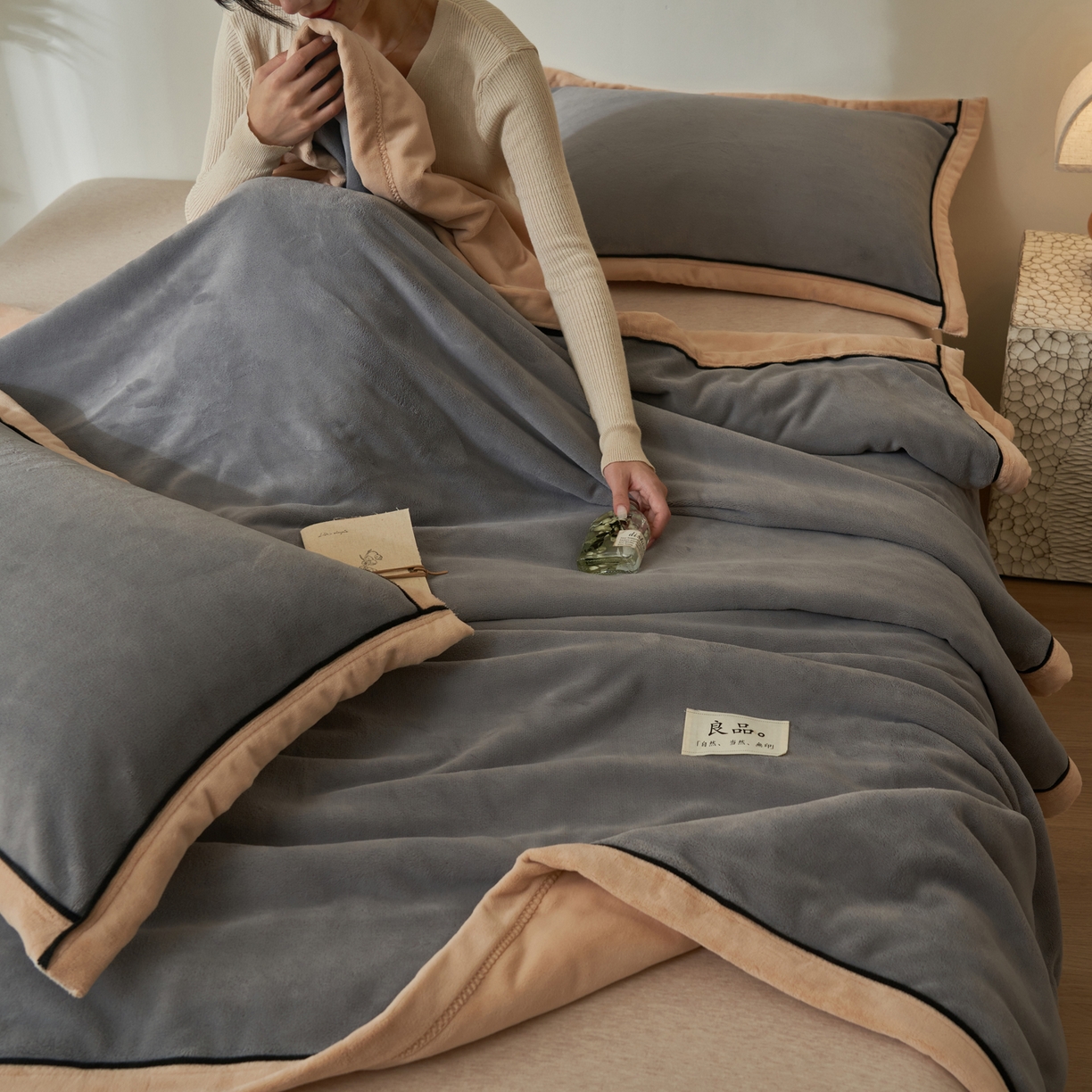 91家纺网 家纺一手货源 找家纺 寐绸家纺 2025新款双面牛奶绒北欧风功能毛毯 浅灰+米金