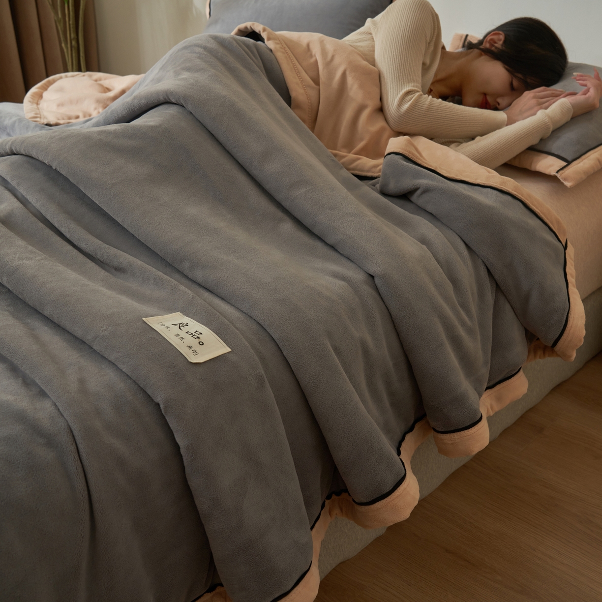 91家纺网 家纺一手货源 找家纺 寐绸家纺 2025新款双面牛奶绒北欧风功能毛毯 浅灰+米金